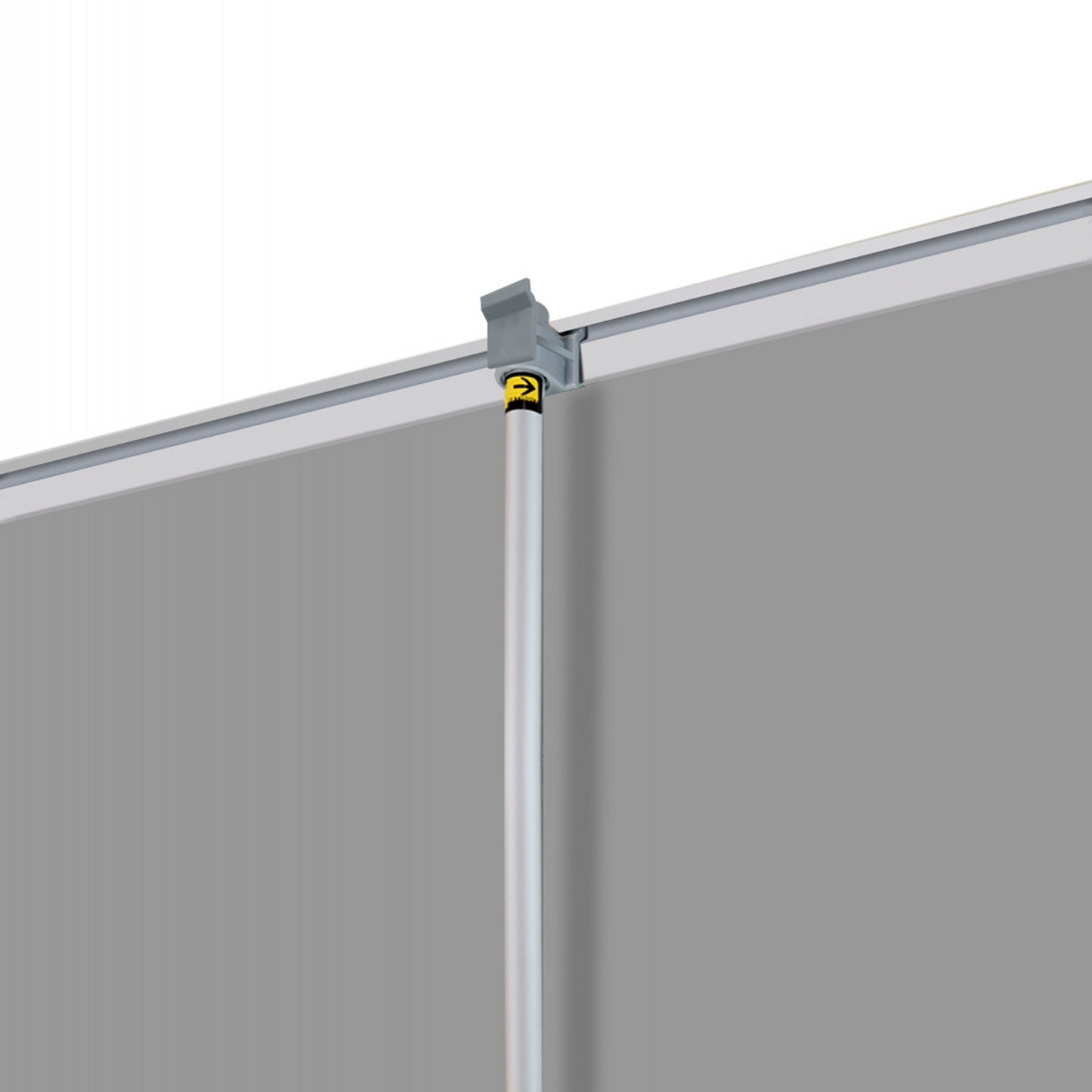 Center support pole detail of GoVizly 33x80 double sided retractable banner stand